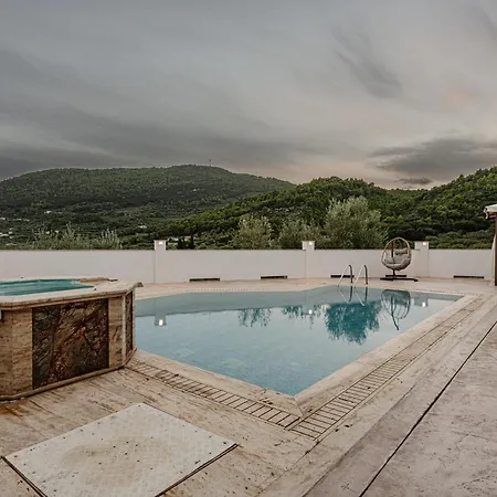 Villa Limneon