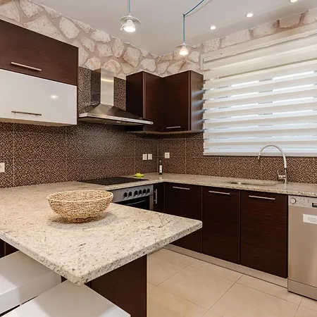 Limneon Villa Keri
